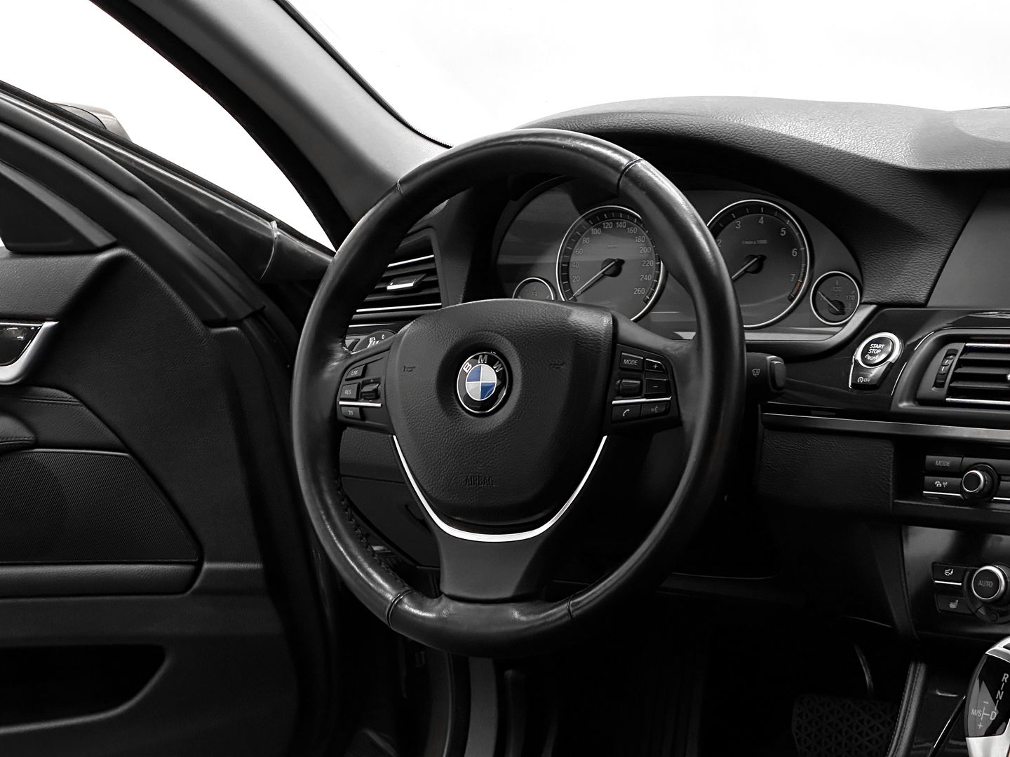 BMW 5 серии, VI (F10/F11/F07) 520i 2.0 AT (184 л.с.)